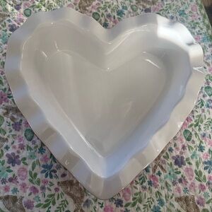 Crate&Barrel Large Heart Ruffle Dish. 395-048.